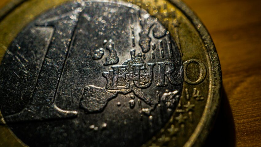Újra történelmi csúcson az euró