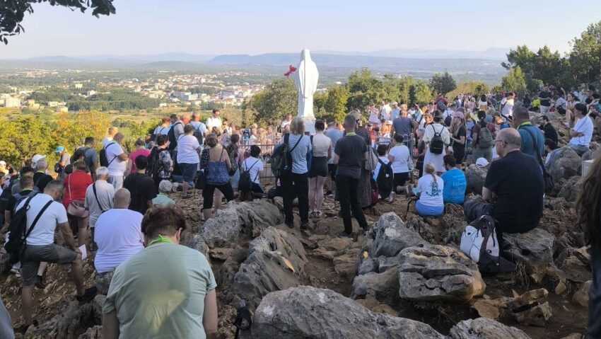 Helyzetjelentés a Mladifestről – nyugalomban, belső békében zarándokoltak a Jelenések hegyére