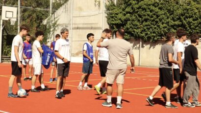 Sportpálya-avató barátságos focimeccsel az Apáczaiban