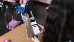Jobbak lesznek az eredmények, ha elvesszük a diáktól a mobilt?
