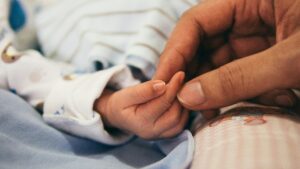 Joguk van a nőknek a kísérő jelenlétéhez a szülőszobában
