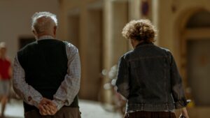 Súlyos probléma a magány a romániai idősek körében